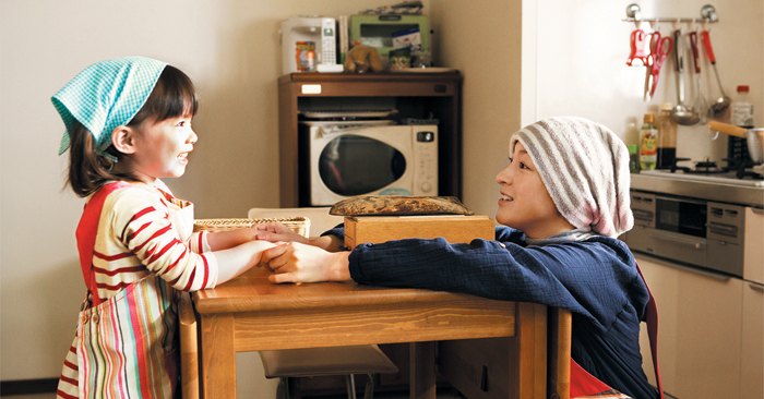 ‘내 건강은 내가 지킨다.’ 그게 엄마 치에와 딸 하나의 약속이었다. 중학교 2학년인 하나는 여전히 오전 5시에 일어나 엄마가 가르쳐준 대로 미소시루를 만들고 있다.