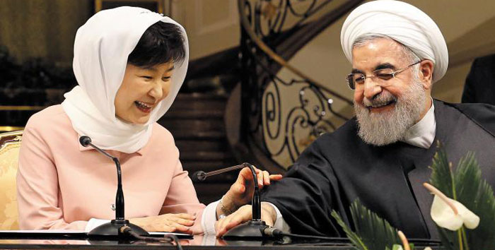 이란을 국빈 방문 중인 박근혜 대통령(왼쪽)이 2일 테헤란 사드아바드 좀후리궁에서 하산 로하니 이란 대통령과 공동 기자회견을 갖고 있다.