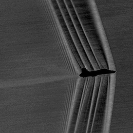 NASA는 최근 초음속 비행시 발생하는 충격파를 특수 방법으로 촬영한 이미지를 공개했다. 이 사진은 비행기가 지나가는 곳의 공기 밀도에 따라 달라지는 빛의 굴절을 촬영한 것으로 소닉 붐 현상을 보다 깊게 이해하기 위한 것이다.