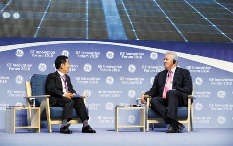 김도훈 산업연구원장(왼쪽)과 대담하는 제프 이멜트 GE 회장.