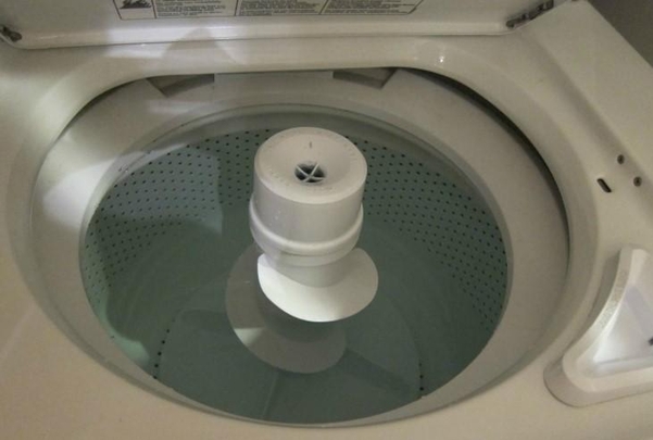 교반식 세탁기의 세탁조 내부 중앙에는 물살을 일으키는 봉이 있다. /위키사전 캡처