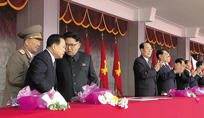 북한 조선중앙TV가 10일 평양 김일성광장에서 열린 노동당 7차 대회 경축 군중대회를 실황 중계했다. 노동당 위원장으로 추대된 김정은이 주석단에서 황병서(왼쪽 군복), 최룡해(양복) 상무위원과 얘기를 나누고 있다.