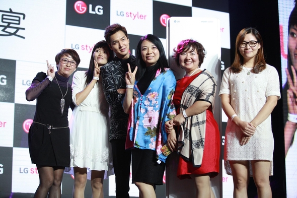 배우 이민호가 중국 현지에서 열린 스타일러 디너쇼에서 소비자들과 기념 촬영하고 있다. /LG전자 제공