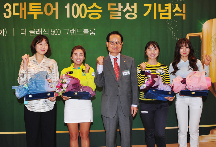 17일 저녁 열린 건국대 ‘세계 3대 투어 100승 달성’ 기념식에서 송희영(가운데) 총장과 프로골퍼 서희경, 이보미, 김혜윤, 안신애(왼쪽부터)가 기록 달성을 자축하고 있다.