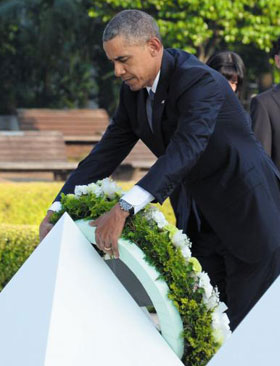 희생자 위령비에 헌화 27일 오바마 미국 대통령이 일본 히로시마 평화기념공원에서 원폭 희생자 위령비에 헌화하고 있다. 