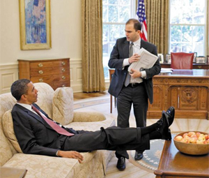 버락 오바마(왼쪽) 미국 대통령과 벤 로즈 국가안전보장회의(NSC) 부보좌관이 백악관 집무실에서 이야기를 나누고 있는 모습.