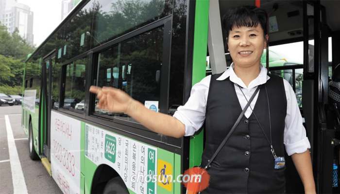 10년째 버스를 모는 탈북민 유금단씨는 “이젠 승객들과 안부를 주고받을 정도로 친해졌다”고 했다. 