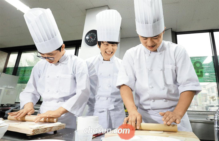 춘천에 있는 해솔직업사관학교는 20대 탈북 청년들에게 기술을 가르쳐 취업을 돕는 기숙형 직업 대안학교다. 사진은 탈북 청년 3명이 요리를 배우는 모습.