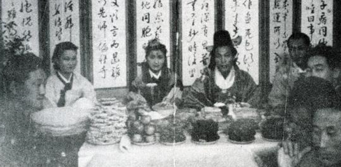 1945년 야마모토 여사가 목숨 걸고 도쿄에서 원산으로 가서 올린 결혼식 사진. 전통 혼례 방식을 따랐다.