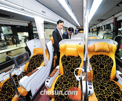 1등석 좌석 버스 - 현대자동차가 부산국제모터쇼에서 공개한 21인승 버스 ‘유니버스 프레스티지’ 내부. 좌석 사이에 커튼을 두고 개인용 독서등, 모니터와 같은 편의사양을 갖췄다. 