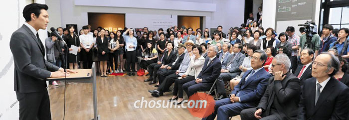 2일 국립현대미술관 덕수궁관 로비에서 열린 '이중섭, 백년의 신화' 전시회 개막식에서 국립현대미술관 홍보대사인 배우 이정재가 시인 구상이 친구 이중섭의 죽음을 애도하며 쓴 시(詩) '초토의 시 14'를 낭독하고 있다.