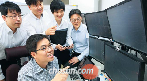 “펀드 수익률 마이너스 내놓고 펀드매니저가 월급 받는 게 말이 되느냐”는 문제의식으로 뭉친 유경PSG자산운용의 펀드매니저 5명이 최근 수익률 1위를 휩쓸며 여의도에 파장을 일으키고 있다. 강대권(앞) 주식운용본부장과 김재형·최재홍·이상욱·장동원(뒷줄 왼쪽부터) 매니저가 겉은 못생겨도 속은 매력 있는 ‘선인장 같은 주식’을 찾고 있다. 