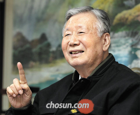 이중근 부영그룹 회장은 네 번째 역사서인 ‘여명 135년 48701일’을 내놓으며 “역사는 모순의 변천과 모방의 연속”이라고 했다.