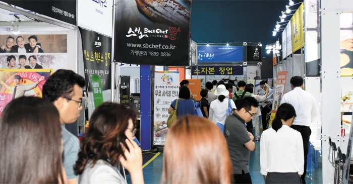 9일 서울 대치동 서울무역전시장(SETEC)에서 열린 ‘제13회 서울 국제 프랜차이즈 창업박람회’에서 참가자들이 141개 브랜드의 부스를 둘러보고 있다.