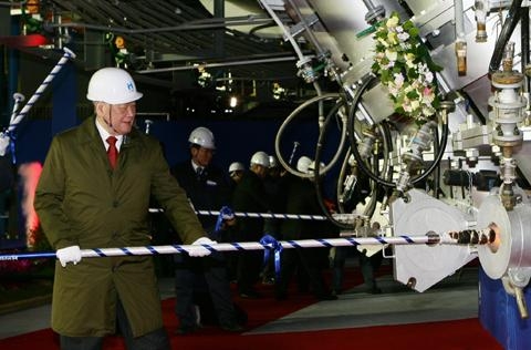 정몽구 현대차그룹 회장이 2010년 1월 충남 당진 현대제철 1고로에 불씨를 처음 지피는 화입식을 하고 있다. /조선일보DB