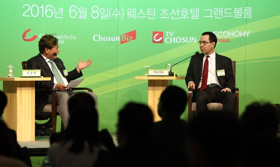 토니 세바(오른쪽)와 김상협 KAIST 교수가 6월 8일 서울 소공동 웨스틴조선호텔에서 열린 ‘2016 미래에너지포럼’에서 특별대담을 하고 있다./조선비즈