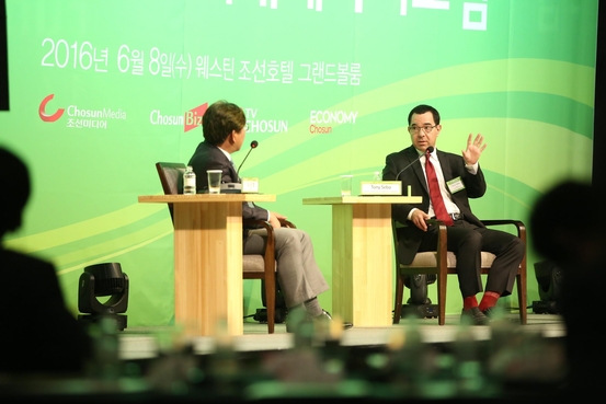 토니 세바(오른쪽) 교수와 김상협 KAIST 교수가 6월 8일 서울 소공동 웨스틴조선호텔에서 열린 ‘2016 미래에너지포럼’에서 대담을 진행하고 있다./조선비즈