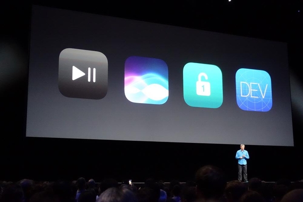 애플TV OS에 적용된 신기술의 모습. (왼쪽에서 두번째) 시리를 상징하는 물결 무늬의 아이콘 /박성우 기자