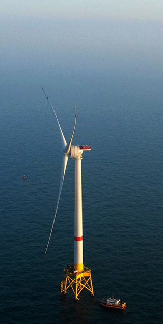 GE의 할리아드(Haliade) 풍력 터빈이 미국 로드아일랜드주 블록섬(Block Island)에 있는 미국 최초의 해상풍력발전단지에 설치되어 있다