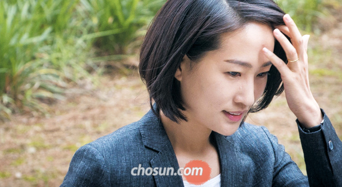 검찰 출두 - 불법 정치 자금 수수 의혹을 받고 있는 국민의당 김수민 의원이 23일 서울 서부지검에 출두하며 머리카락을 쓸어올리고 있다. 이날 피의자 신분으로 검찰에 소환된 김 의원은 “리베이트 같은 건 절대로 없었다”고 했다.