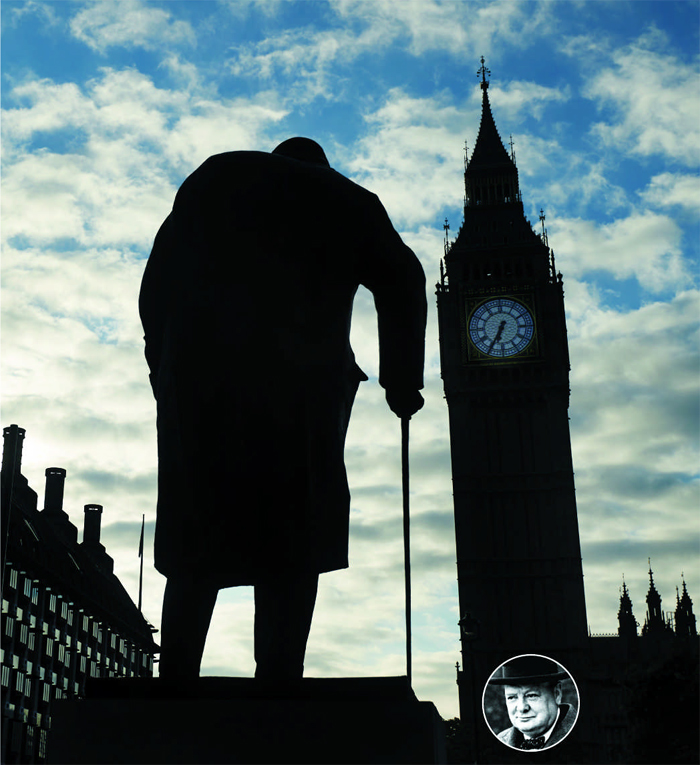영국의 유럽연합(EU) 탈퇴가 결정된 24일(현지 시각) 런던의 명물 시계탑‘빅 벤(Big Ben)’인근 윈스턴 처칠 전 영국 총리 동상에 짙은 그림자가 드리워져 있다. 아래쪽 원형 사진은 윈스턴 처칠의 생전 모습.