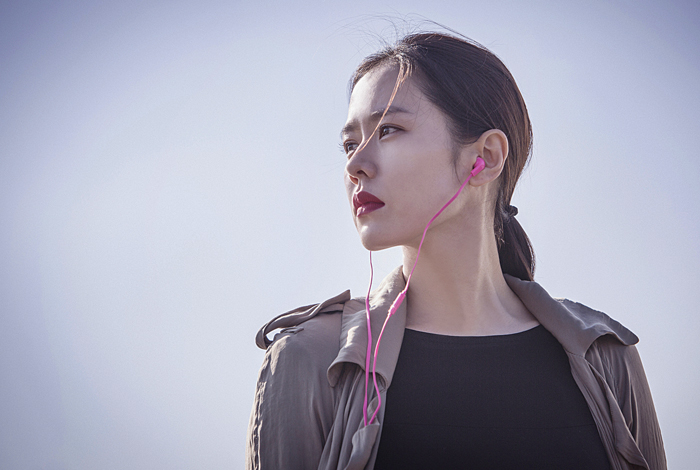 손예진은 이 영화에서 중학생 딸을 둔 엄마 연홍 역을 맡았다. 집요하고, 의심 많고, 잘 흥분하는 데다 똑똑하지도 않은 캐릭터를 열연하며 낯선 얼굴을 보여준다.