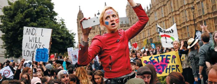 28일(현지 시각) 영국 런던 국회의사당 인근에서 브렉시트(Brexit·영국의 EU 탈퇴) 결정에 반대하는 시위자들이 피켓을 들고 행진하고 있다. 