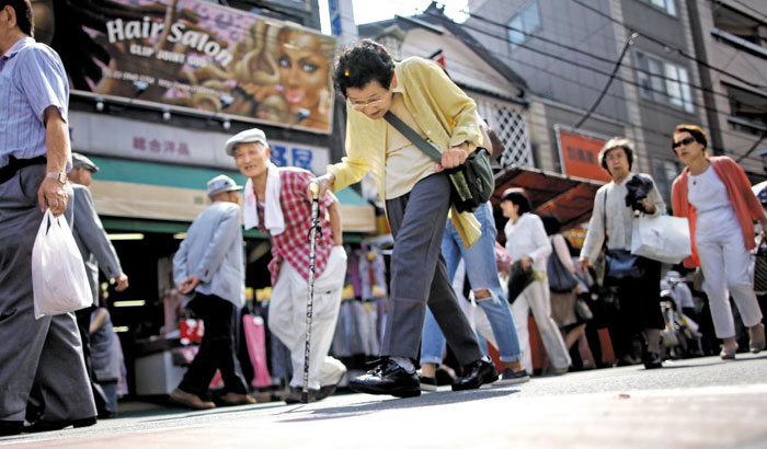 일본 도쿄의 스가모(巢鴨)역 인근을 한 노인이 지팡이를 짚고 힘겹게 걸어가고 있다.