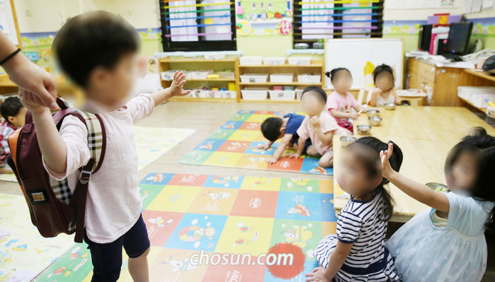 4일 오후 3시 서울 관악구의 한 어린이집에서‘맞춤반’에 편성된 어린이가 일찍 하원하면서‘종일반’아동들과 인사하고 있다.