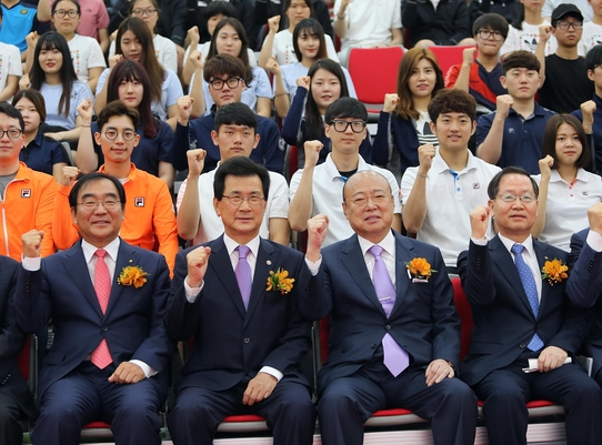  사진 왼쪽부터 이승훈 청주시장, 이시종 충북도지사, 김승연 한화그룹 회장, 금춘수 한화그룹 경영기획실 사장이 청주종합사격장에서 사격 선수들과 함께 사진을 찍고 있다./한화그룹 제공