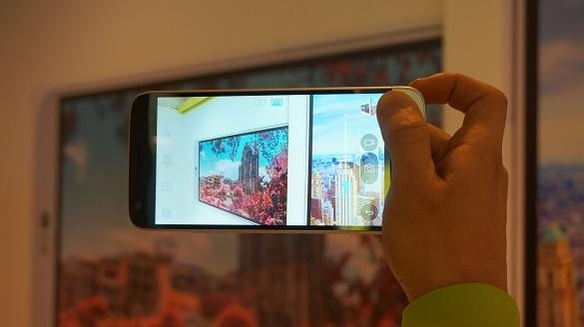 LG ‘G5’의 카메라를 이용해 사진을 찍는 모습. / 사진=전준범 기자