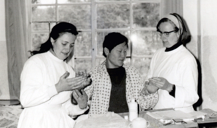 1960년대 소록도병원에서 마리안느 수녀(오른쪽)와 마르가레트 수녀가 환자를 돌보고 있다. 40여 년간 헌신적으로 환자들을 보살피던 수녀들은 2005년 70세가 넘어 거동이 불편해지자 ‘짐이 되기 싫다’는 편지를 남기고 고국으로 돌아갔다. 