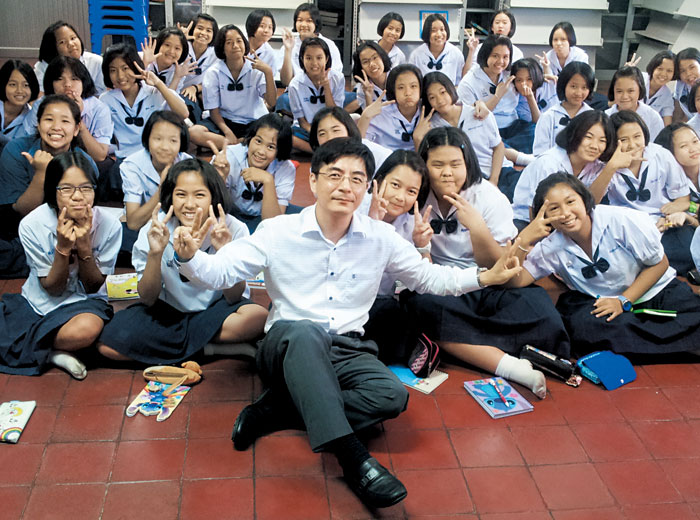 태국 공립학교에 파견된 한국어 교사 민남준(48·가운데)씨가 2013년 5월 태국 북부 우따라딧주(州)의 우따라딧다루니중등학교에 배치돼 학생들과 찍은 기념사진. 