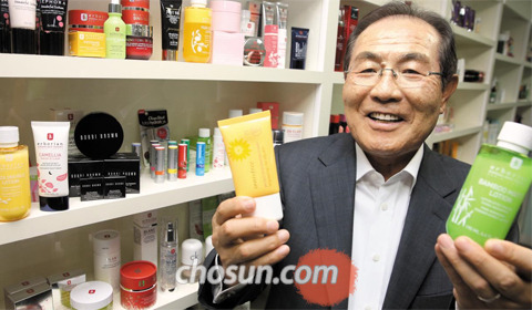 세계 ‘톱3’ ODM 화장품 기업으로 꼽히는 한국콜마의 윤동한 회장이 지난 7일 서울 서초구 한국콜마 본사 제품 전시관에서 자사가 생산 중인 제품을 소개하고 있다.