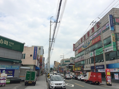  대구공항 입구 건너 편에는 공항시장과 주변 상권이 형성돼있다. /대구=이승주 기자