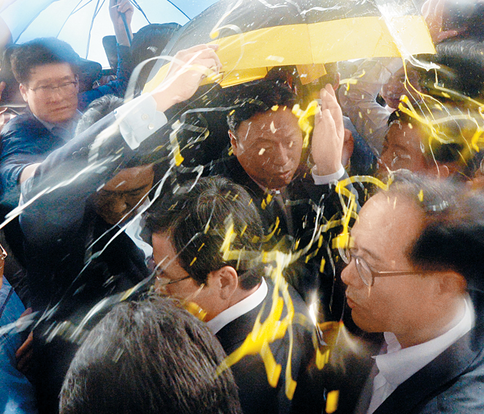 계란 세례 - 황교안 국무총리와 한민구 국방장관이 15일 사드(THAAD·고고도 미사일 방어체계) 배치와 관련한 민심 설득을 위해 경북 성주를 찾았지만, 주민들의 거센 항의에 부딪혔다. 경호원들이 우산을 펴들고 황 총리에게 날아드는 계란과 물병을 막고 있다.