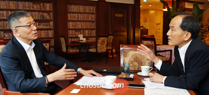 류제승 국방정책실장과 최보식 선임기자 사진