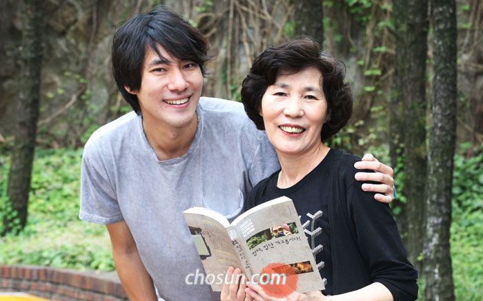 태원준(34·왼쪽)씨와 어머니 한동익(64)씨가 최근 함께 쓴 여행기를 손에 들고 환하게 웃고 있다.