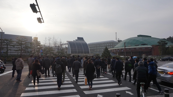 현대중공업 직원들이 울산조선소로 출근하고 있다. /조지원 기자