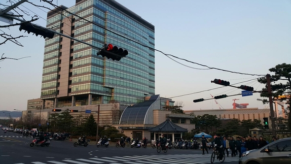 현대중공업 직원들이 오토바이를 이용해 퇴근하고 있다. /조지원 기자