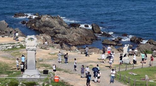 22일 오후 울산시 울주군 간절곶에 포켓몬 고 게임을 즐기는 시민들이 모여 있다 / 연합뉴스 제공