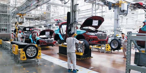 중국 창청자동차의 SUV 브랜드인 ‘하발(Haval)’을 생산하는 중국 톈진 공장에서 직원들이 조립 작업을 하고 있다. 창청차는 중국 판매 1위인 H6을 비롯해 모두 8종의 SUV를 생산하고 있다.