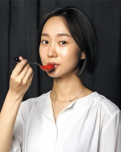 옻칠한 숟가락을 든 디자이너 전진현씨