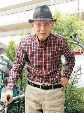 90세 청춘 김순기(90)씨가 지난 10일 일본 교토의 자택 앞 텃밭에서 지팡이를 짚고 포즈를 취하고 있다. 그는 생애 최고의 순간으로 맥아더와 함께 행군하던 1950년 8월이 아닌 “아내와 이렇게 사는 지금”을 꼽았다.