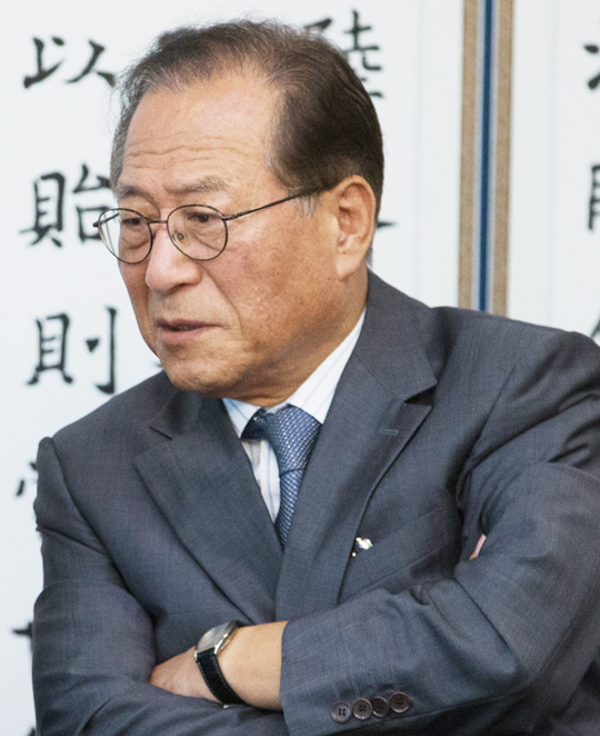 정세현 전 통일부 장관이 16일 더불어민주당 민주평화국민연대가 국회에서 주최한 특강의 연사로 참석해 팔짱을 끼고 앉아 있다.