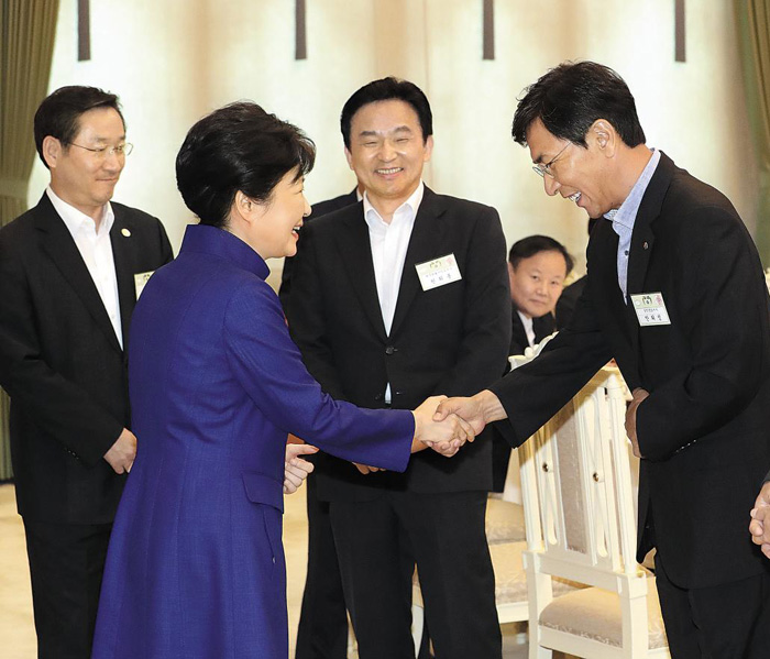 박근혜 대통령이 17일 청와대에서 열린 전국 시·도지사 오찬에서 안희정 충남지사와 악수하고 있다.