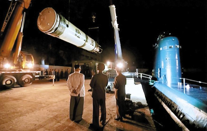 북한 조선중앙TV가 25일 전날 실시한 잠수함발사탄도미사일(SLBM) 시험 발사 준비 장면을 공개했다.