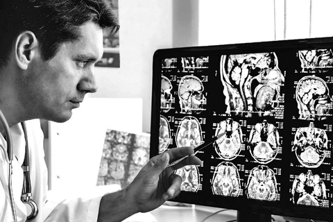 미국의 헬스케어 스타트업 엔리틱은 인공지능이 CT(컴퓨터 단층촬영), MRI(자기공명 영상) 같은 의료용 이미지를 분석해 병명을 찾아낼 수 있는 소프트웨어를 개발했다.