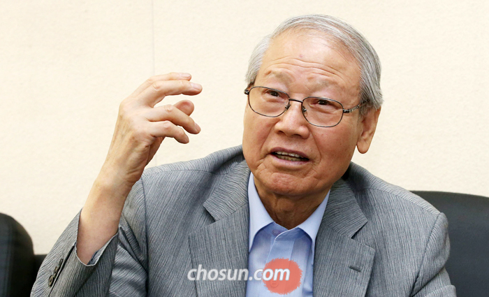 송복 교수는 “절대 절망에서 시작해 오늘날 한국이 만들어지는 과정을 지켜본 세대의 한 사람으로 직관적 통찰과 학문적 분석을 종합해서 우리 사회 상층 집단의 문제점과 나아갈 방향을 짚어보았다”고 말했다.