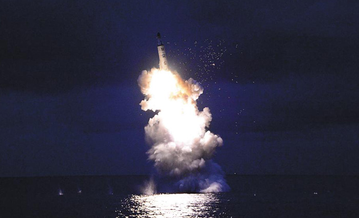북한의 잠수함발사탄도미사일(SLBM)‘ 북극성’이 지난 24일 함경남도 신포항 부근 해역에서 시험 발사되고 있다.